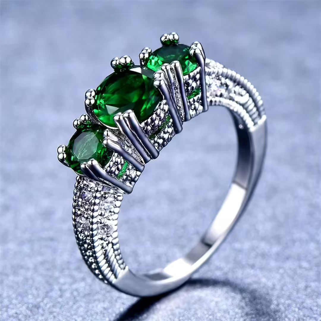 Sculptural touch Emerald Ring